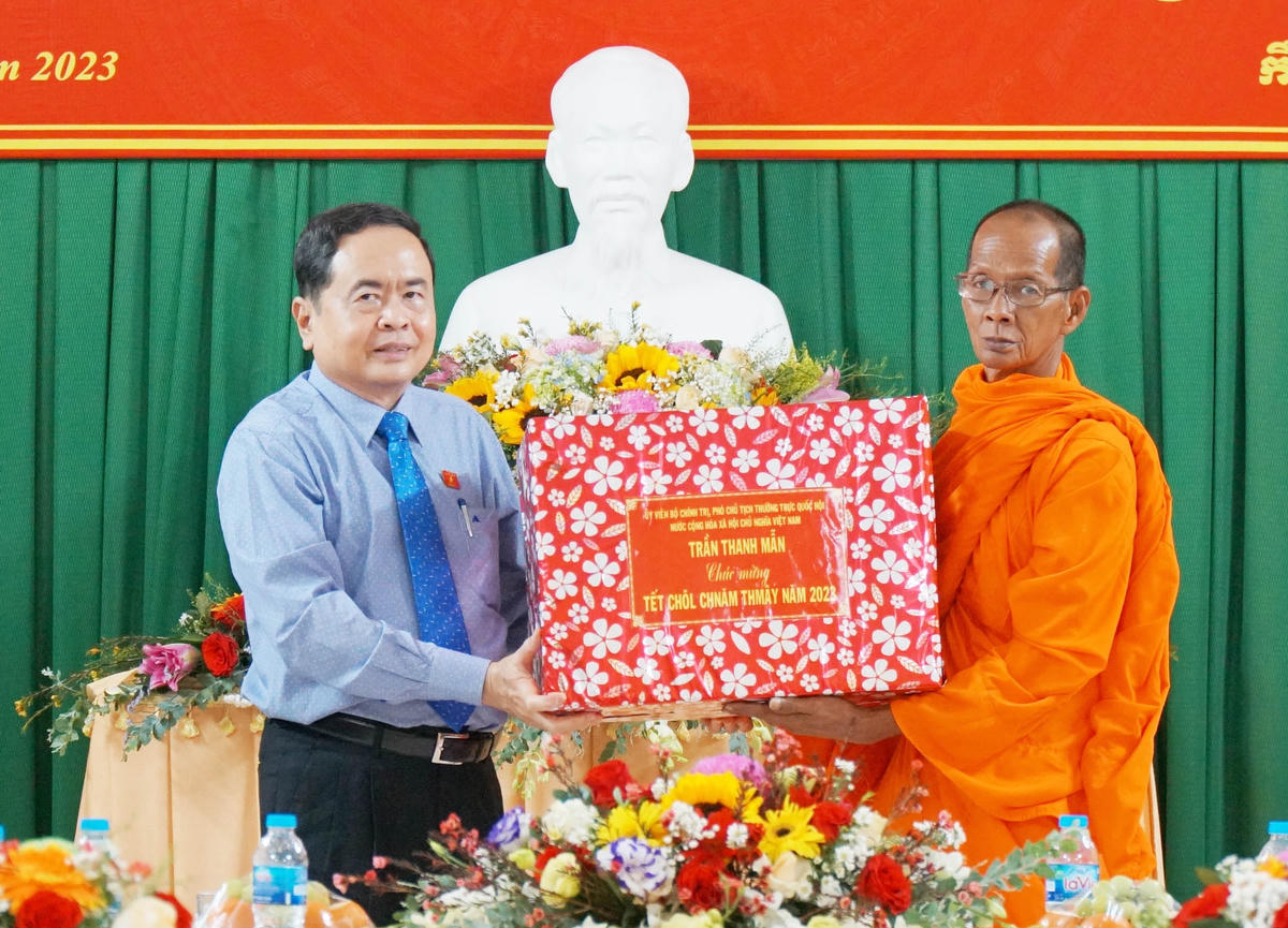 Phó Chủ tịch Thường trực Quốc hội Trần Thanh Mẫn thăm tặng quà và chúc Tết Chôl Chnăm Thmây các chức sắc.