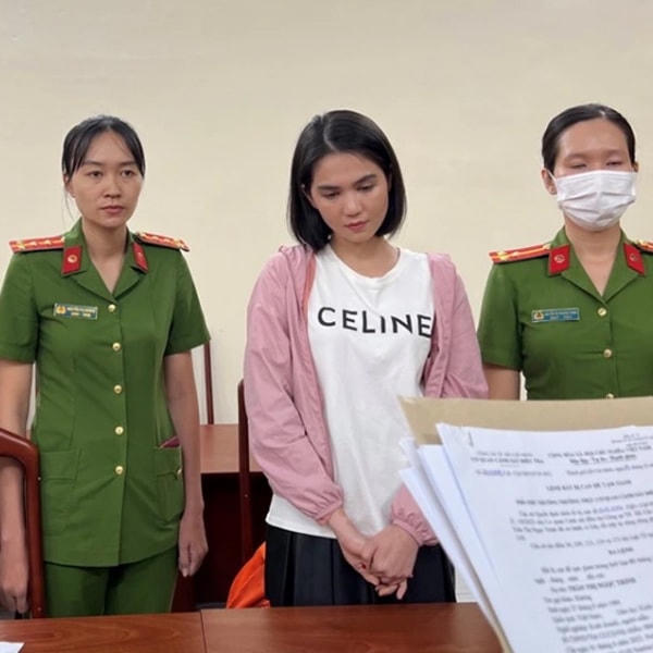 Người mẫu Ngọc Trinh tại cơ quan công an.
