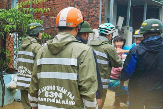 Người già và trẻ em được di chuyển đến nơi an toàn.