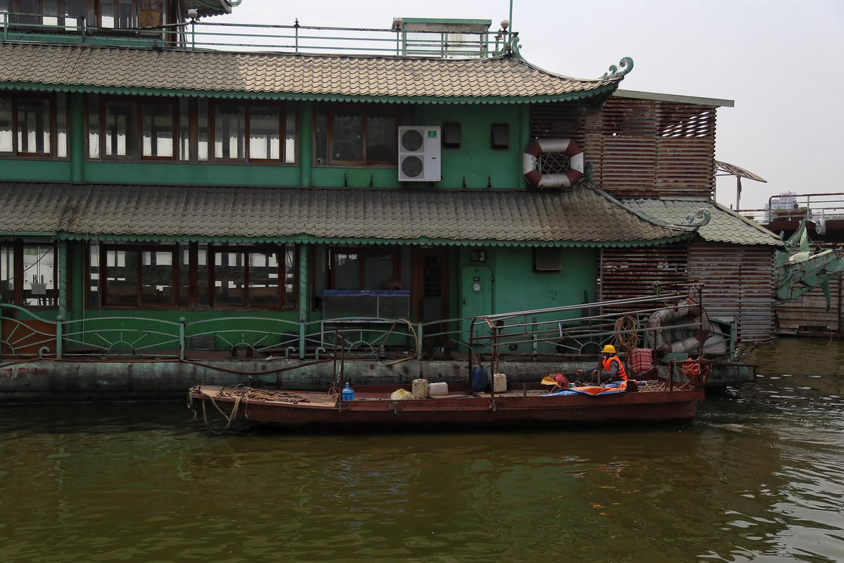 Trao đổi với Báo Đại Đoàn Kết, ông Công Minh Tuấn, Phó Chủ tịch Ủy ban nhân dân phường Nhật Tân cho biết, thực hiện chỉ đạo của UBND TP Hà Nội, UBND quận Tây Hồ, hôm nay phường Nhật Tân đã tổ chức tháo dỡ, di dời một chiếc bến cập đã bị chìm theo các quyết định đã ban hành.