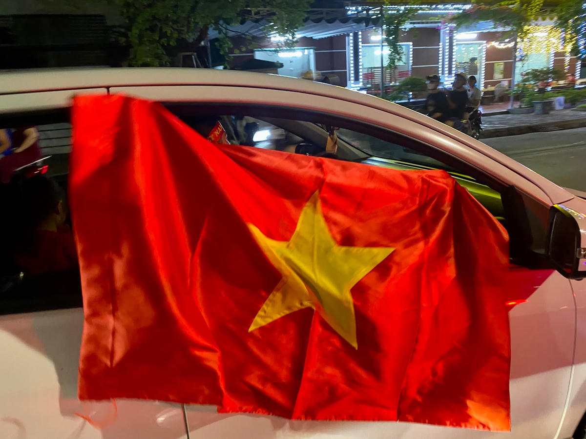 [ẢNH] Người hâm mộ đất Mỏ tràn ra đường mừng U23 Việt Nam vô địch