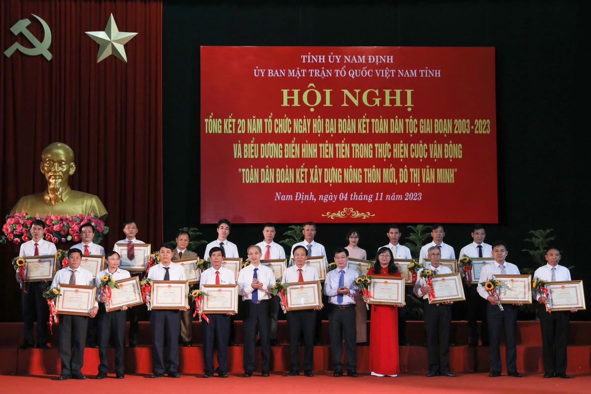 Bí thư Trung ương Đảng, Chủ tịch UBTƯ MTTQ Việt Nam Đỗ Văn Chiến; Uỷ viên BCH Trung ương Đảng, Bí thư Tỉnh uỷ Nam Định Phạm Gia Túc; lãnh đạo UBND tỉnh, Ủy ban MTTQ tỉnh trao Bằng khen cho các điển hình trong thực hiện CVĐ “Toàn dân đoàn kết xây dựng Nông thôn mới, đô thị văn minh”. Ảnh: Quang Vinh.