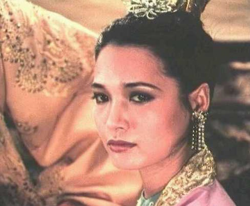 Tạo hình xinh đẹp, quyến rũ của NSƯT Lê Vân trong vai Đặng Thị Huệ của “Đêm hội Long Trì”.