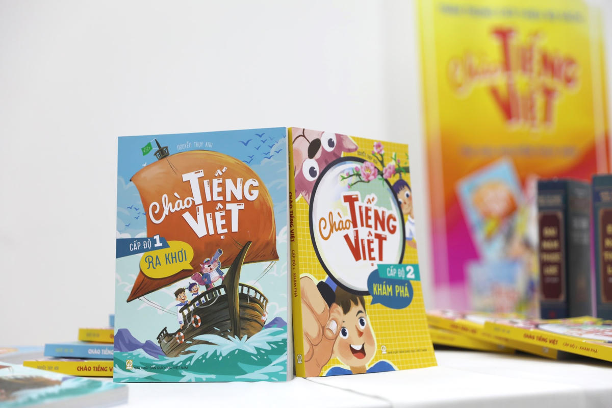 Bộ sách Chào tiếng Việt được chia thành 6 cấp độ sẽ giúp các em tiếp cận gần hơn với tiếng Việt. Ảnh: Thanh Tùng.