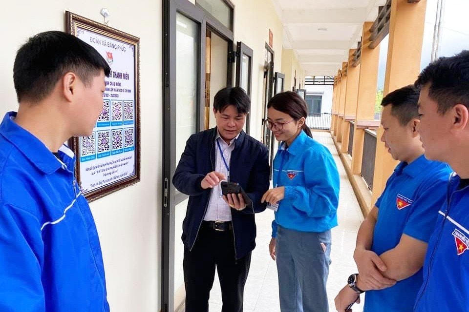 "Tủ báo điện tử Thanh niên" xã Bằng Phúc (Chợ Đồn) góp phần từng bước thực hiện chuyển đổi số, xây dựng chính quyền điện tử vì dân phục vụ.