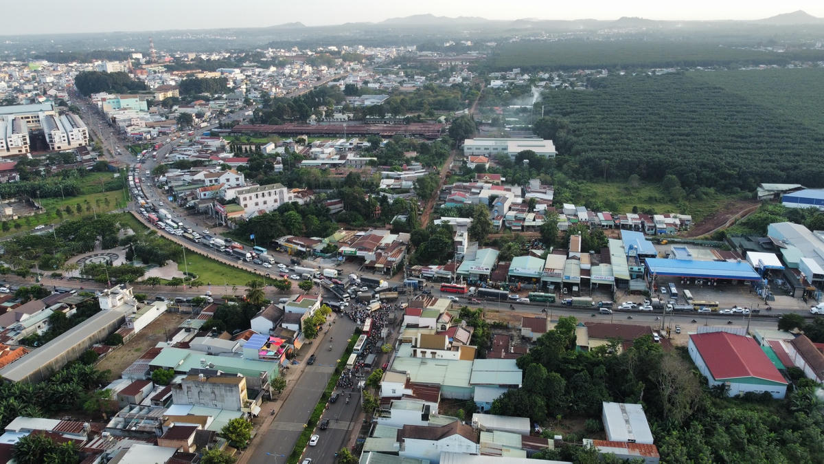 Kẹt xe kéo dài cả 3 hướng tại ngã 3 cua heo, trong đó Quốc lộ 1A kẹt xe kéo dài cả cây số ở 2 hướng. Ảnh: Mạnh Thìn.