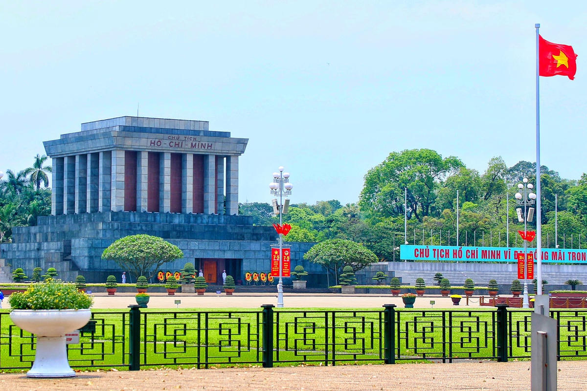 Phía trước Lăng Chủ tịch Hồ Chí Minh rực rỡ màu cờ, các băng rôn cỡ lớn chào mừng 48 năm Ngày Giải phóng miền Nam, thống nhất đất nước.