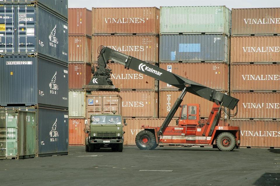 Vận chuyển hàng hóa xuất khẩu tại cảng Hải Phòng. Ảnh: Hoài Nam.
