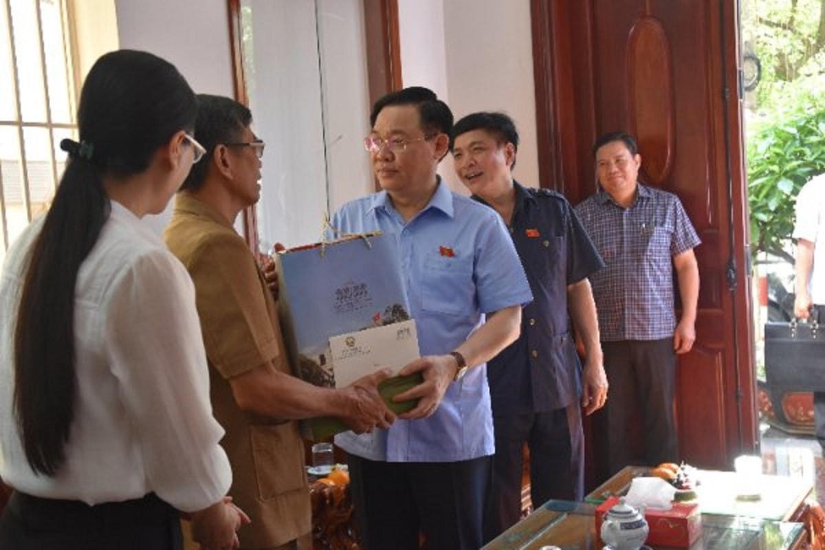 Chủ tịch Quốc hội thăm hỏi ông Phan Thanh Nam là thương binh 1/4.