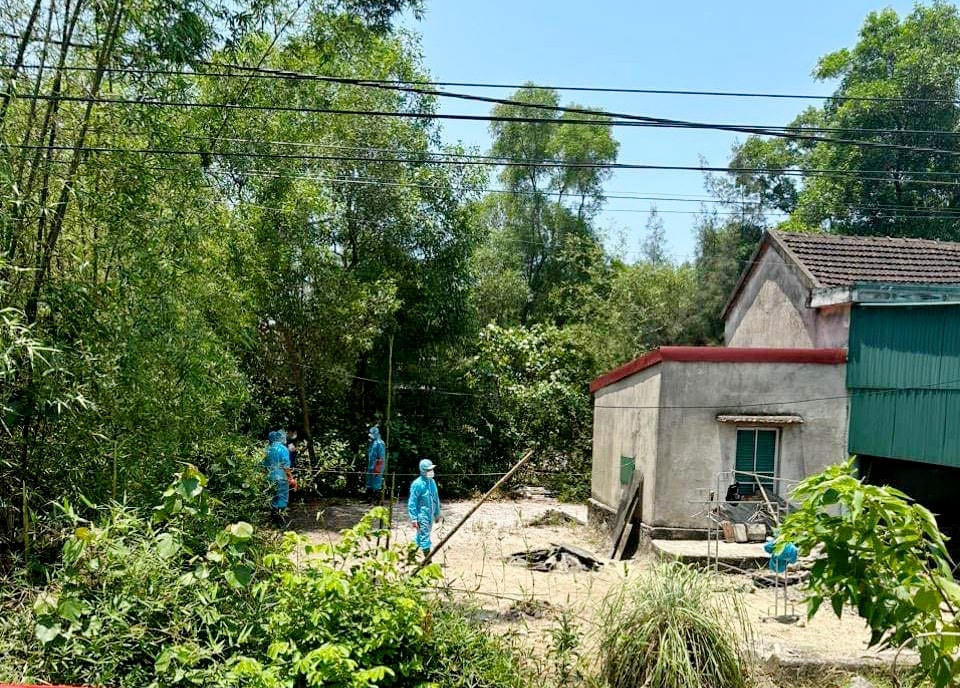 Lực lượng chức năng điều tra nguyên nhân hai mẹ con tử vong ngày 27/5.