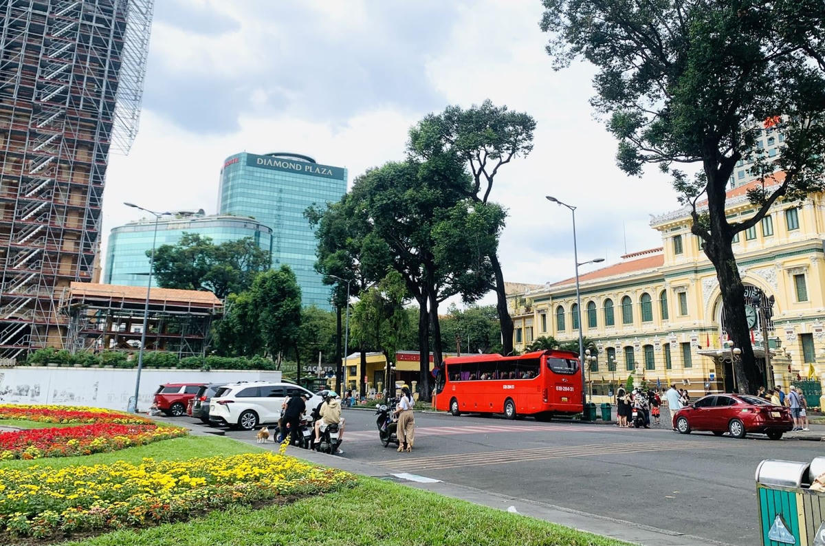 Nhà thờ Đức Bà, Bưu điện TP Hồ Chí Minh, Hội trường Thống Nhất... bắt đầu có du khách, người dân đến vui chơi.