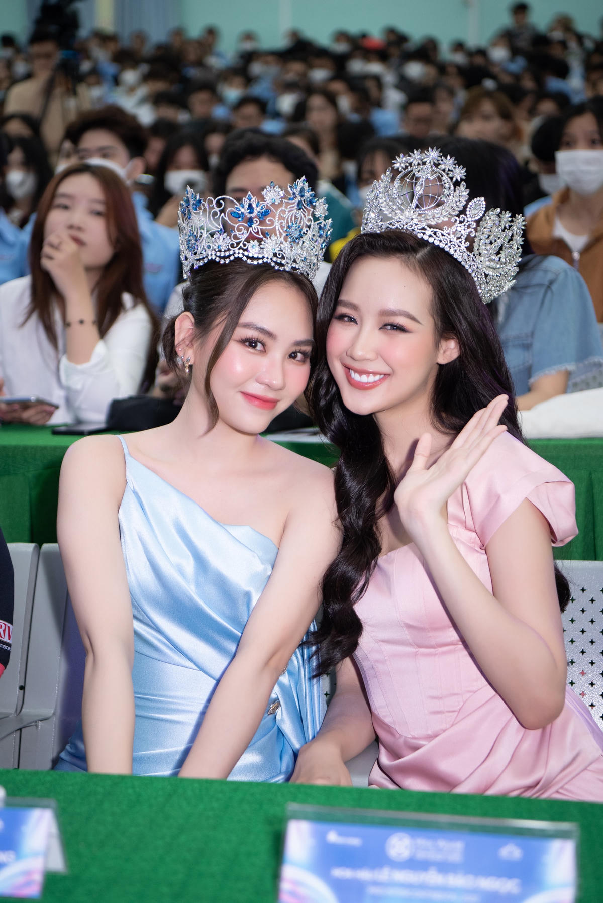 Hoa hậu Liên lục địa Lê Nguyễn Bảo Ngọc tươi tắn bên Mai Phương. Cô cũng mới có mặt tại Cà Mau để họp bàn sau khi nơi này được công bố tuyển chọn và trao sash Hoa hậu Quốc gia Việt Nam. Tại đây, Bảo Ngọc cũng có buổi talkshow "Khát vọng tuổi trẻ" truyền cảm hứng cho đông đảo các bạn sinh viên.