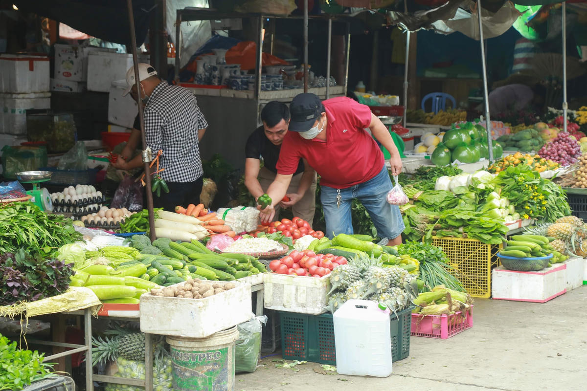 Người tiêu dùng vẫn đang thắt chặt chi tiêu vì giá cả tăng.