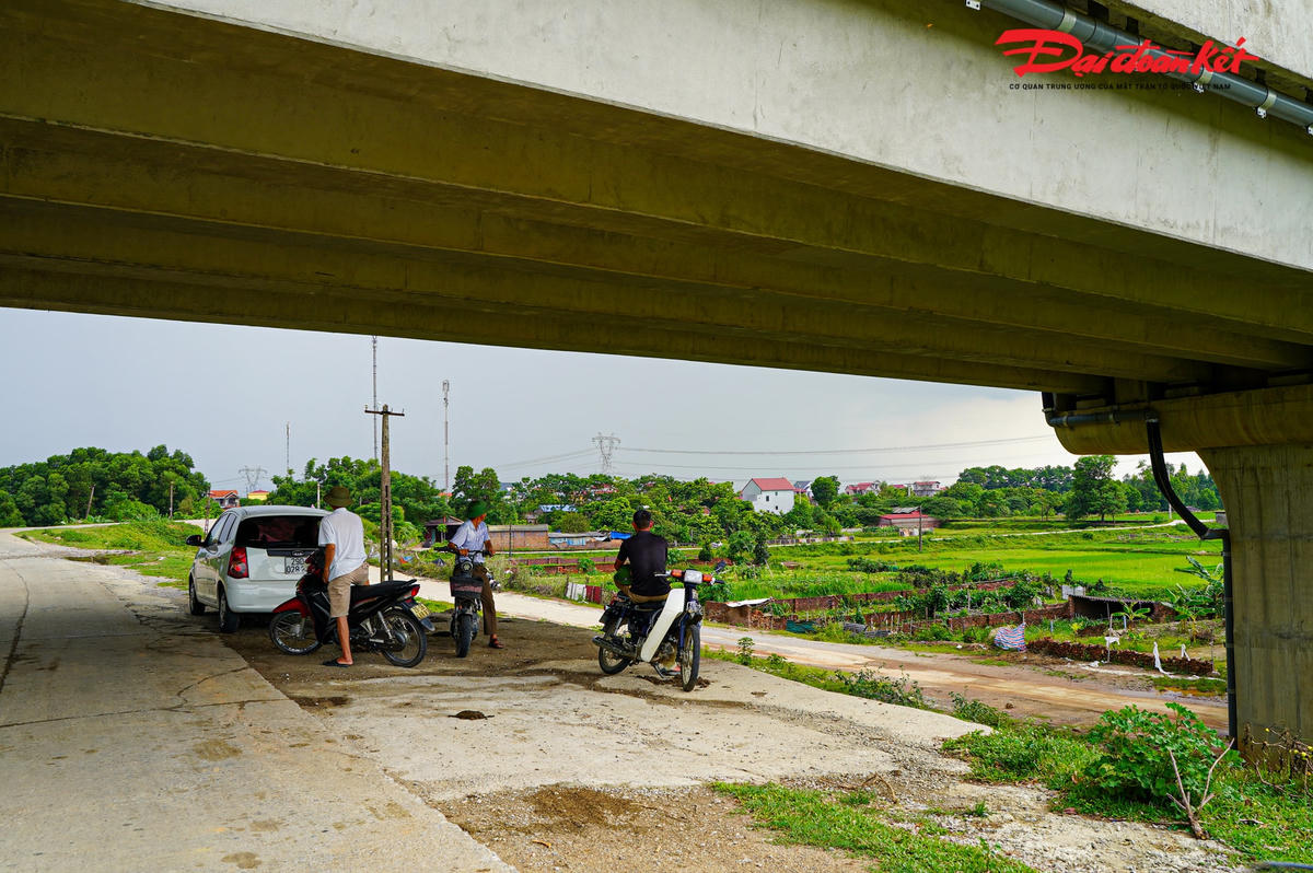 Anh Nguyễn Văn Hà người dân thôn Ngô Đạo (Tân Hưng, Sóc Sơn) bức xúc nói: “ Bao nhiêu thế hệ người dân sinh sống trong làng này nếu muốn sang sông thì phải đi bằng đò. Cho nên, khi cây cầu này được xây dựng tôi và người dân mừng lắm. Cứ ngỡ khi cầu được xây dựng xong người dân ở đây có  thể di chuyển sang làng bên một cách dễ dàng hơn, không còn nguy hiểm khi phải đi đò nữa. Thế nhưng, đến nay đã hơn 2 năm cây cầu này hoàn thành người dân vẫn không được sử dụng. Mong các cấp chính quyền nhanh chóng giải quyết những vướng mắc để người dân chúng tôi không phải khổ như bây giờ nữa”.
