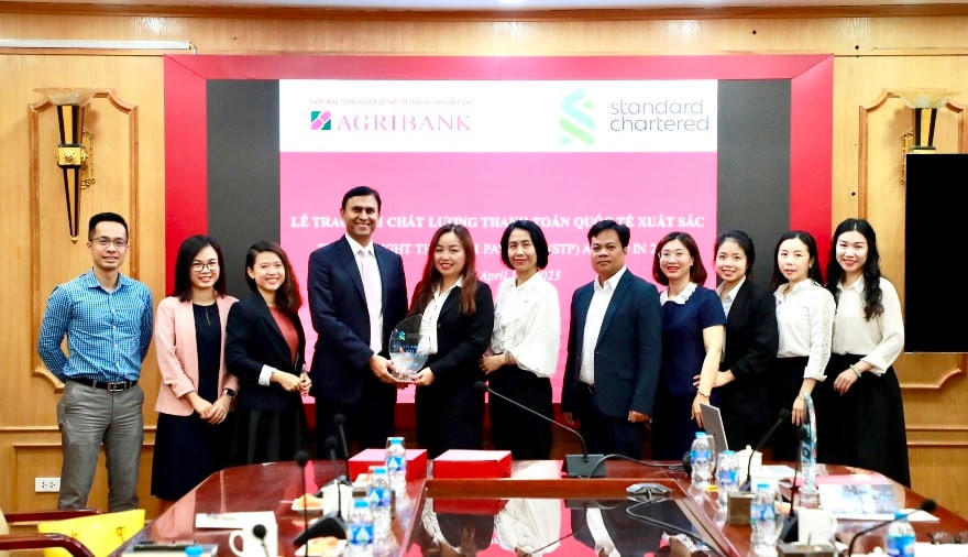 Agribank nhận giải Chất lượng Thanh toán xuất sắc năm 2022 do ngân hàng Standard Chartered trao tặng