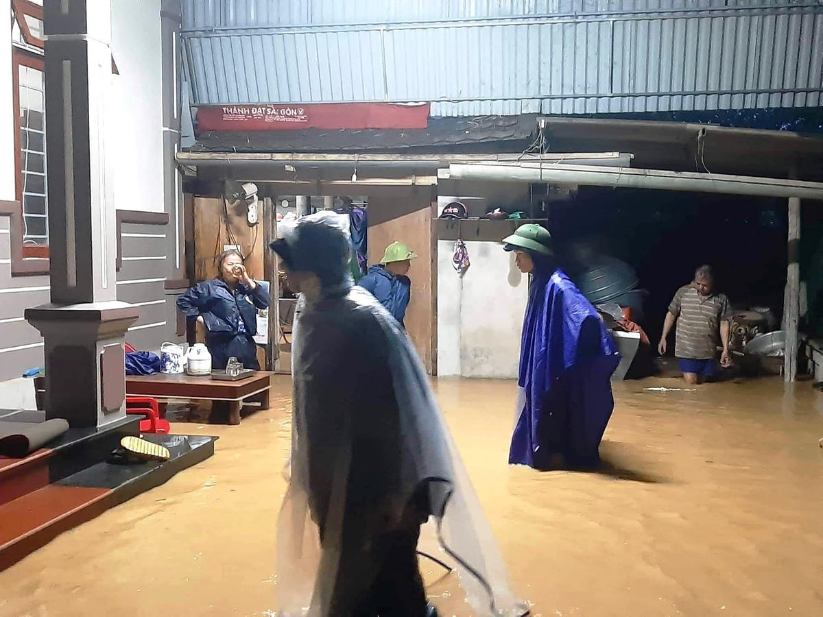 Nước lũ ngấp nghé nhà dân ở xã Sơn Hồng, huyện Hương Sơn.