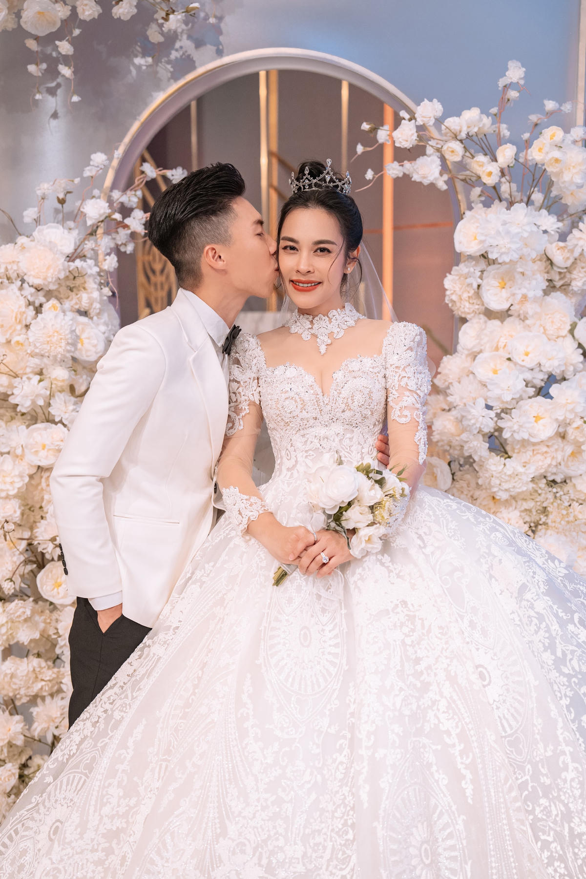 Osen Ngọc Mai mặc váy cưới, bất ngờ được Quốc Nghiệp cầu hôn