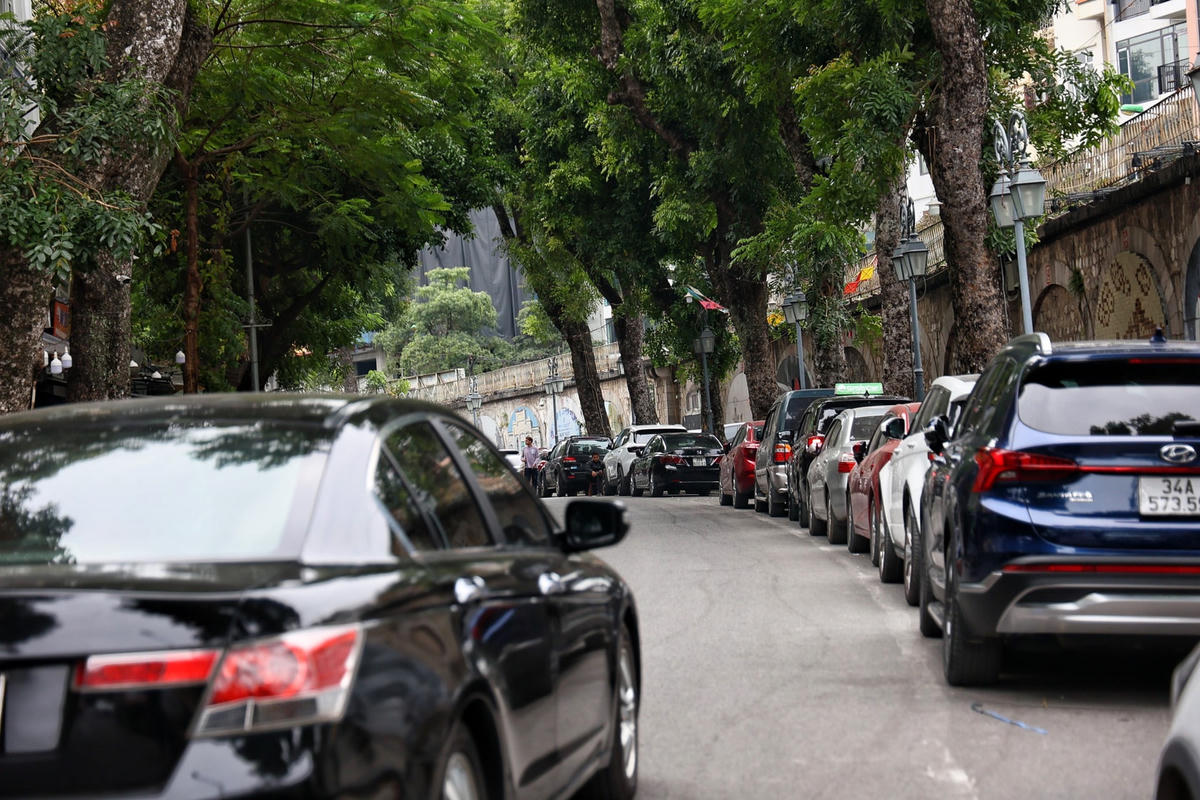 Các tác phẩm nghệ thuật đã bị chắn tầm mắt bởi dịch vụ trông xe ô tô...