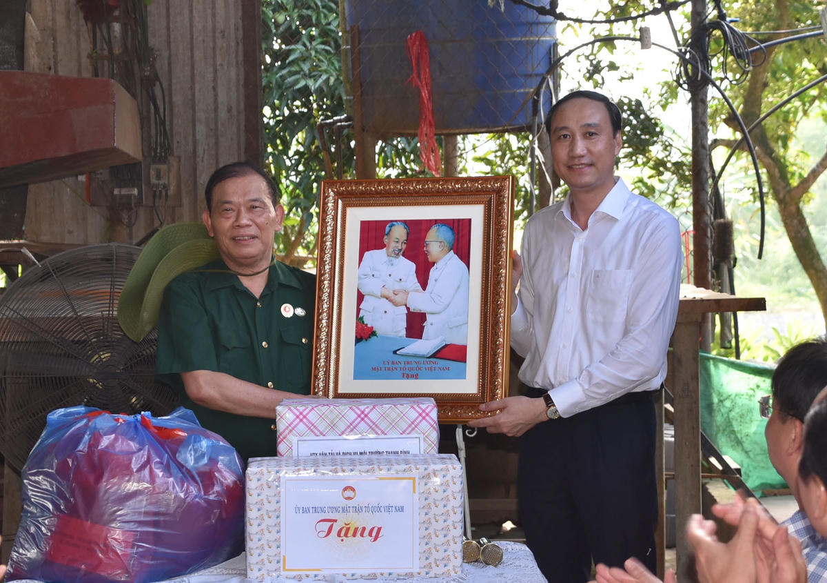 Phó Chủ tịch Phùng Khánh Tài khảo sát một số mô hình xử lý rác thải tại Tuyên Quang