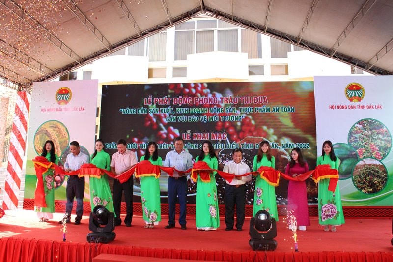 Đại biểu cắt băng khai mạc Tuần lễ giới thiệu, tiêu thụ nông sản tiêu biểu năm 2022.