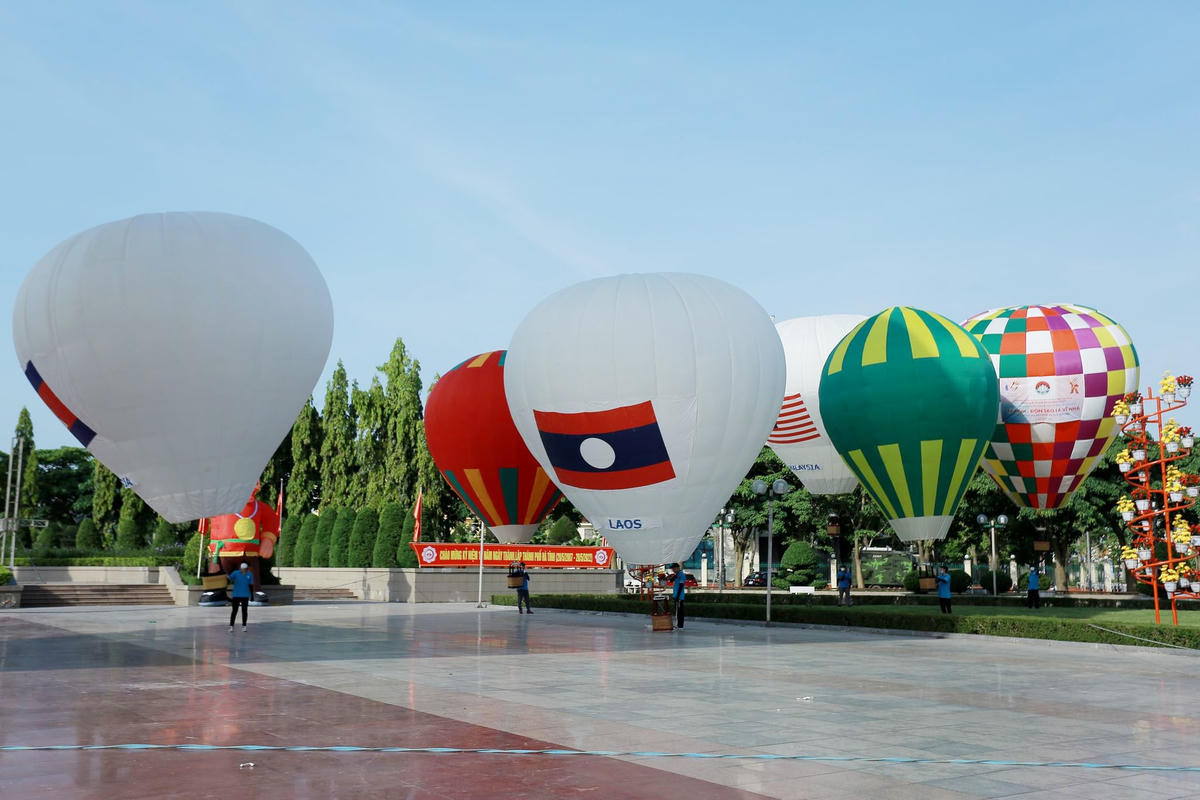 Công tác chuẩn bị cho chương biểu diễn trình khinh khí cầu với tên gọi “Hà Tĩnh - đón Sao La về nhà”. Ảnh: Cẩm Kỳ