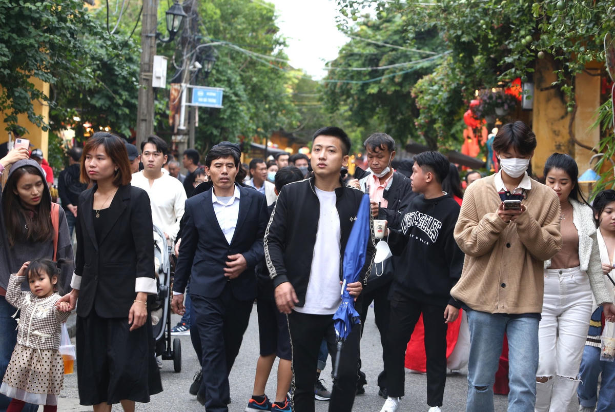 Đường Nguyễn Thái Học, TP Hội An đông nghịt khách du lịch.