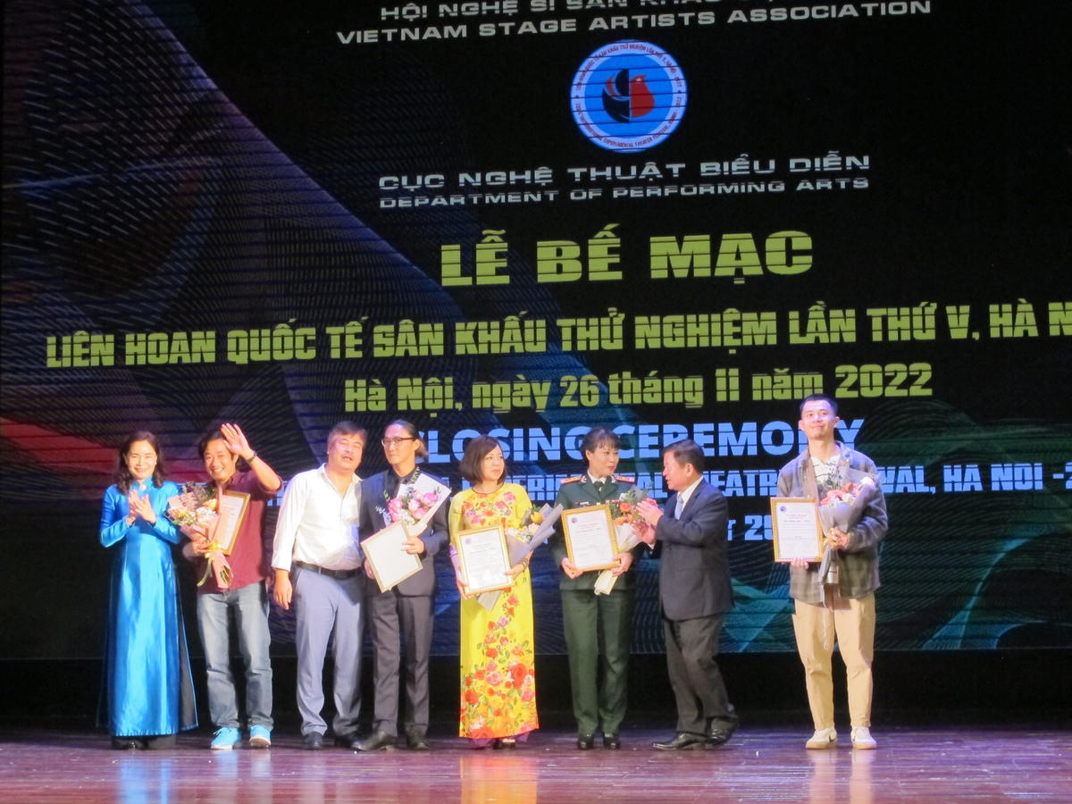Sân khấu "Liên hoan quốc tế thử nghiệm lần thứ V" trao hơn 80 giải thưởng cho các vở diễn, nghệ sĩ xuất sắc. 