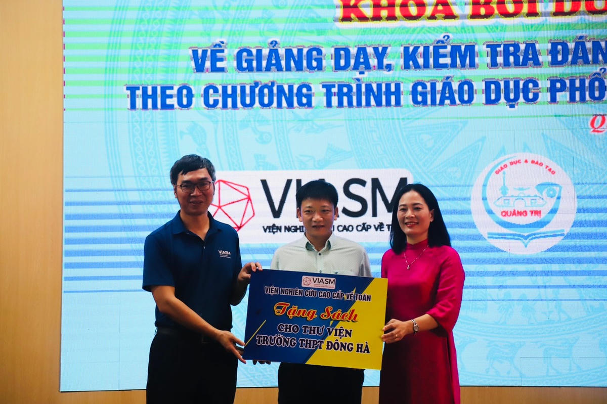 Viện NCCCT tặng sách cho thư viện Trường THPT Đông Hà.