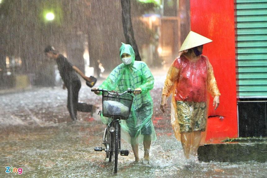 Mưa to bất ngờ, nhiều tuyến phố Hà Nội ngập úng