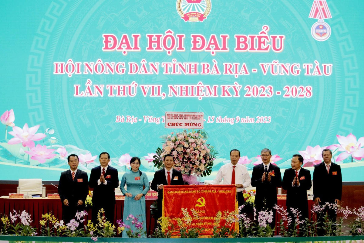 Ông Nguyễn Văn Thọ, Chủ tịch UBND tỉnh Bà Rịa-Vũng Tàu tặng hoa, bức trướng chúc mừng Đại hội.