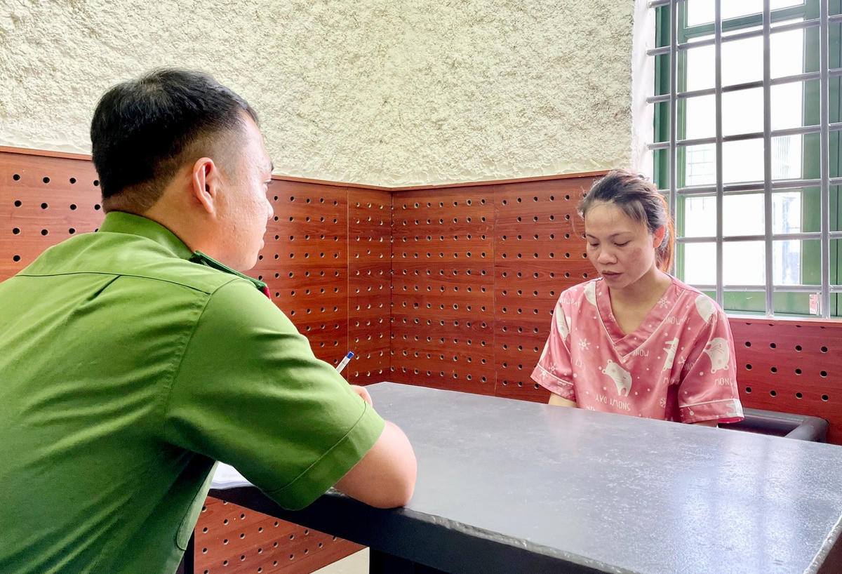 Đối tượng Nguyễn Thị Nhiên tại cơ quan công an. 