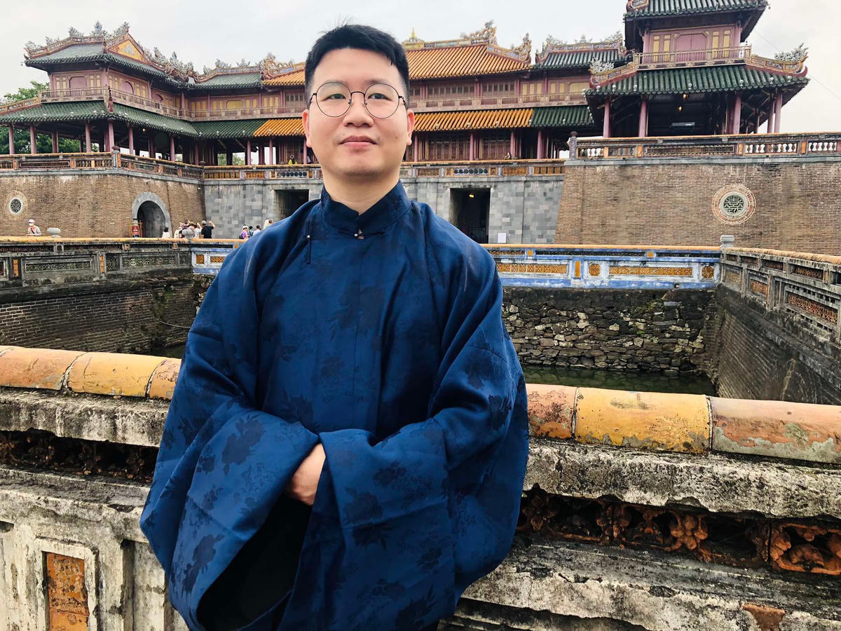 duoi Họa sĩ Kaovjets Ngujens