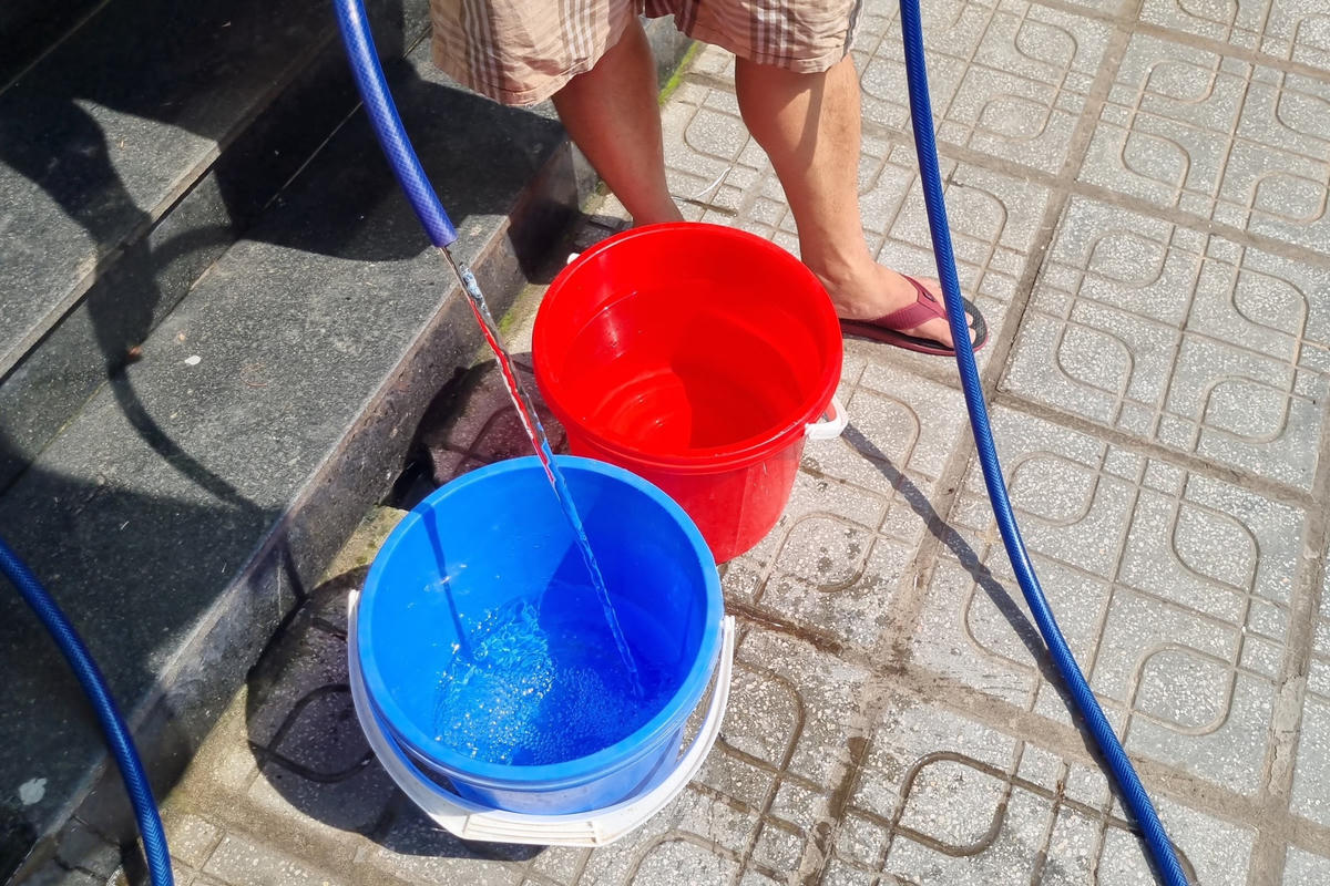 Nhiều cư dân phải đi xin nước sạch đem về nhà sử dụng.