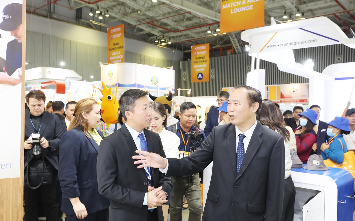 Thứ trưởng Bộ NN&PTNT Phùng Đức Tiến cùng lãnh đạo địa phương, các doanh nghiệp tham quan các gian hàng Vietstock 2023. 