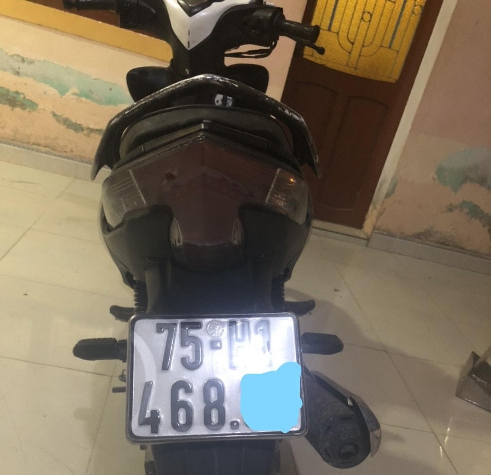 Chiếc xe mô tô người dân phát hiện trên cầu Hiền Lương mới.