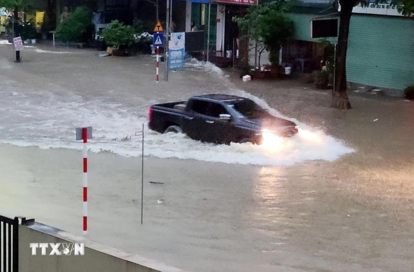 Các phương tiện di chuyển khó khăn khi mưa lớn gây ngập úng các tuyến đường ở Thái Nguyên. (Ảnh: Trần Trang/TTXVN)