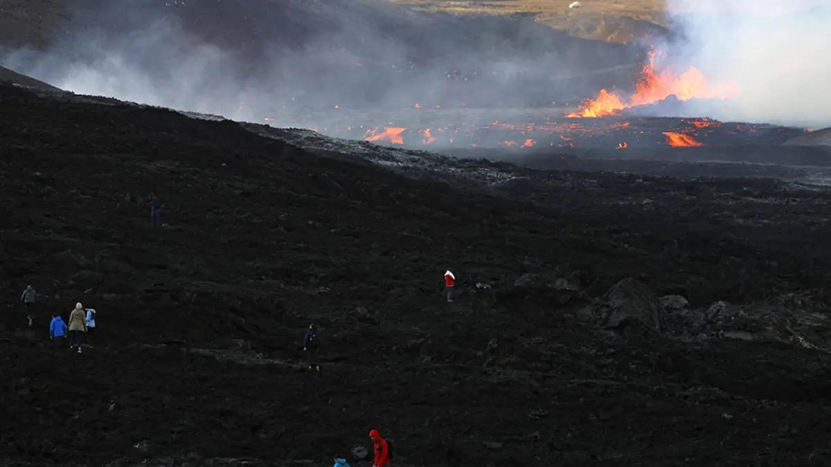 Mọi người đi bộ để xem các vụ phun trào. Văn phòng Khí tượng Iceland kêu gọi mọi người không đến gần núi lửa.