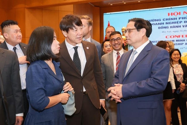 Thủ tướng Phạm Minh Chính trao đổi với các nhà đầu tư nước ngoài. Ảnh: Nhật Bắc.