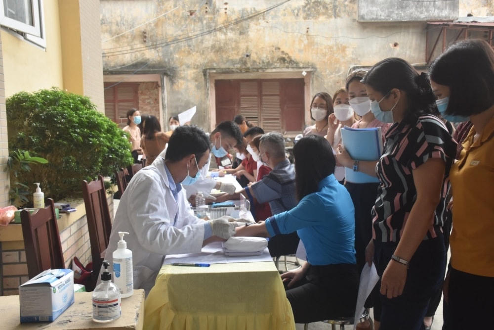 Công đoàn cơ sở trên địa bàn huyện Thạch Thất tổ chức khám, chữa bệnh miễn phí cho người lao động.