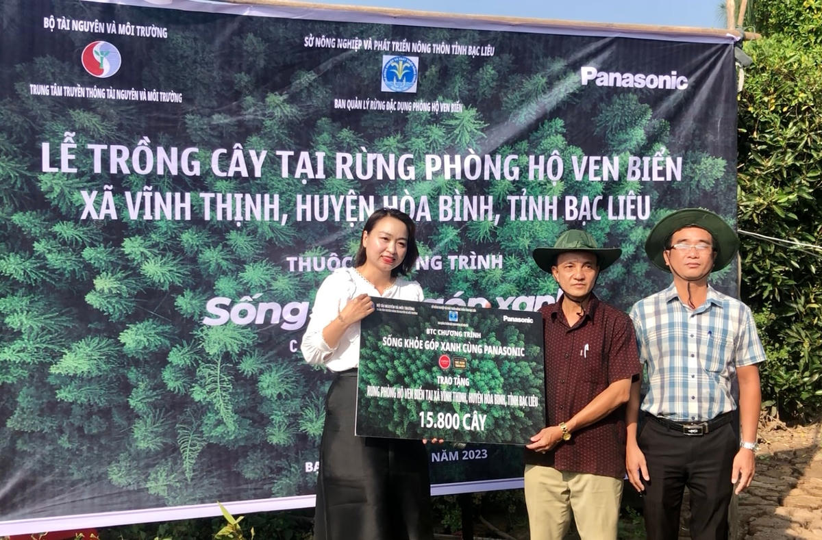 Đại diện Chương trình “Sống khỏe góp xanh cùng Panasonic” trao bảng tượng trưng tặng 15.800 cây đước cho Sở NN&PTNT Bạc Liêu.