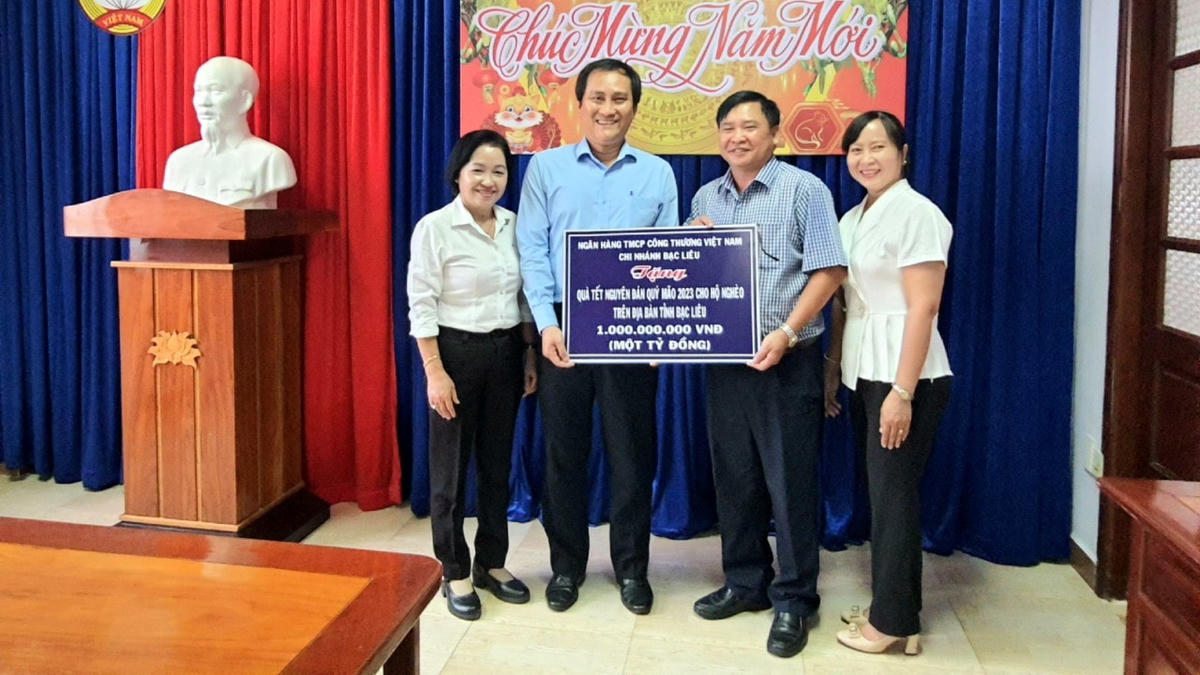 Đại diện Ngân hàng TMCP Công Thương Việt Nam chi nhánh tỉnh Bạc Liêu đã trao tượng trưng số tiền ủng hộ.