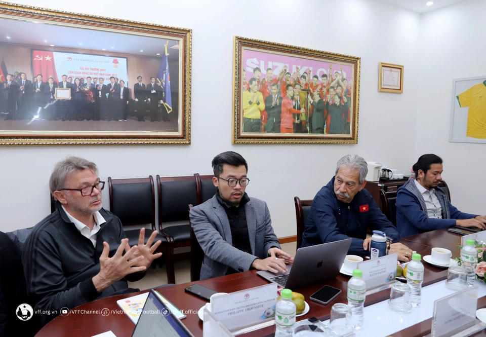 HLV Philippe Troussier trao đổi tại cuộc họp. Ảnh: VFF.