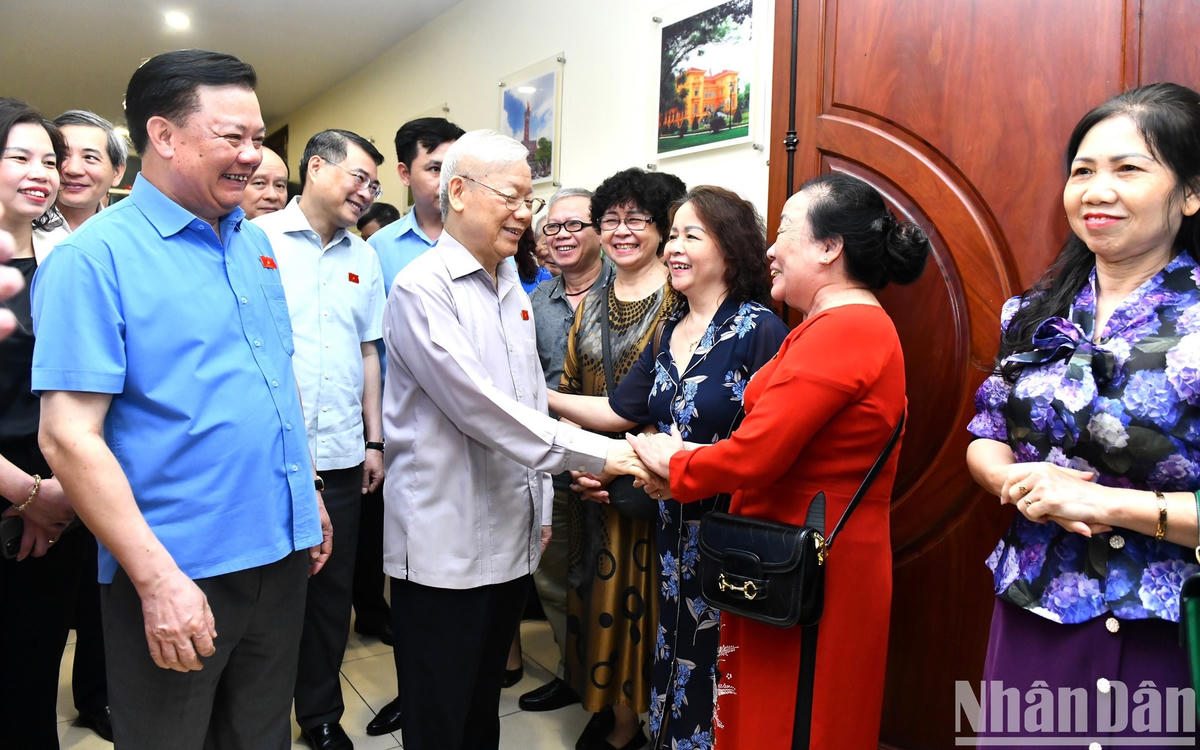  Tổng Bí thư Nguyễn Phú Trọng tiếp xúc cử tri Hà Nội trước kỳ họp thứ 5, Quốc hội khóa XV. Nguồn: Báo Nhân Dân.