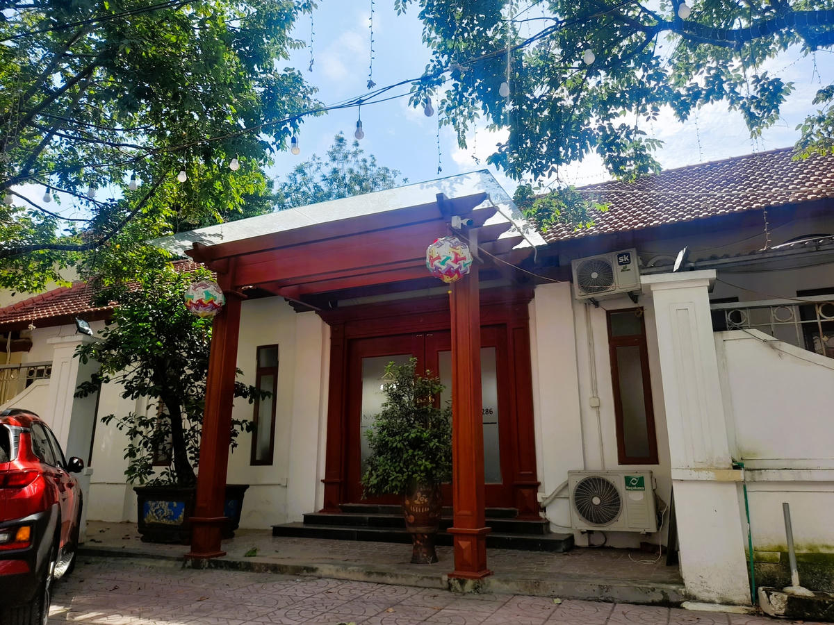Một lối vào Nhà hàng 8286 tại mặt phố Cả Trọng.