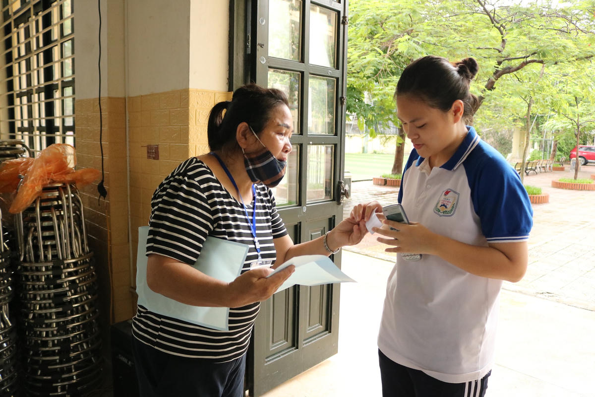 Thí sinh tại điểm thi Trường THPT Phan Huy Chú - Đông Đa (Hà Nội).