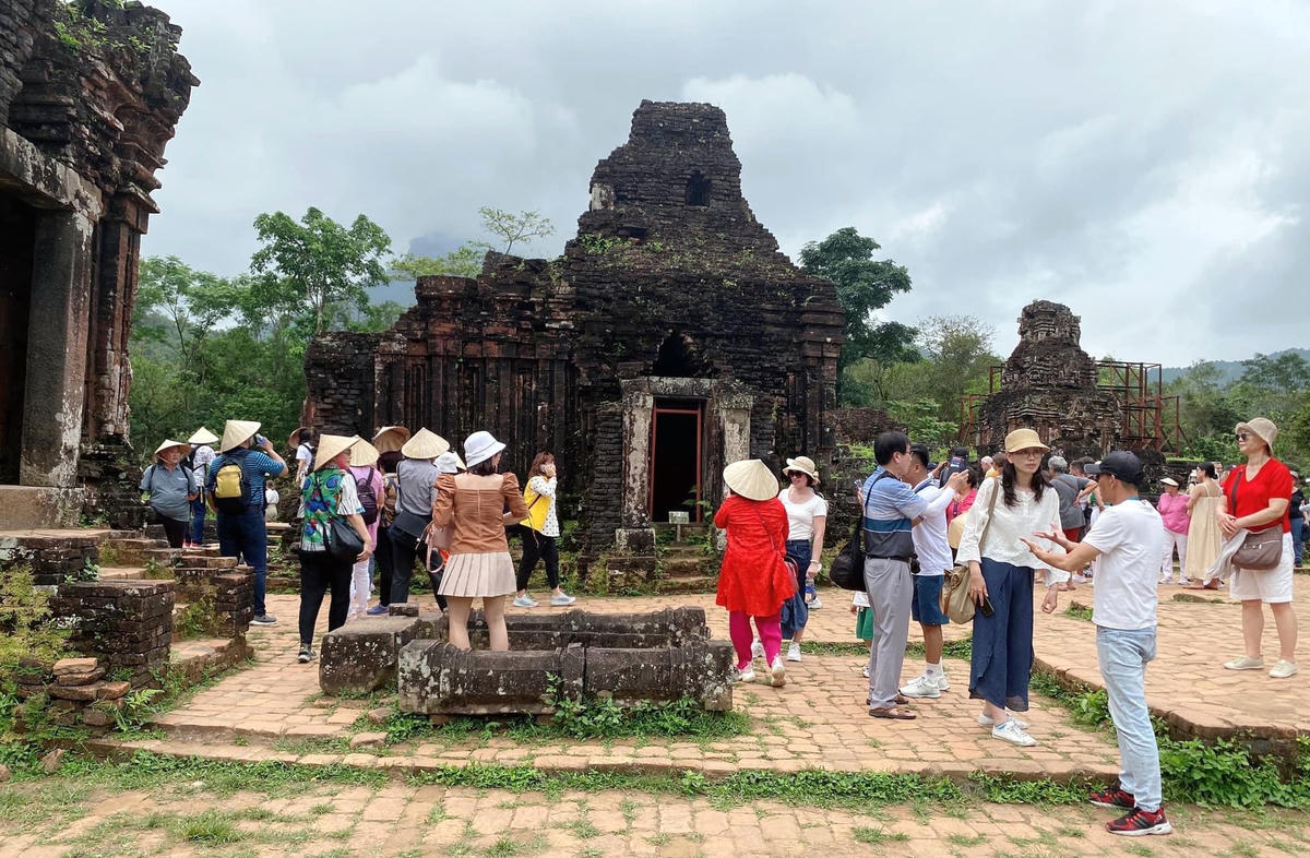 Du khách tham quan tháp K ở DSVH Mỹ Sơn.