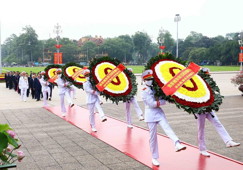 Sáng 19/5, các vị lãnh đạo Đảng, Nhà nước và các đại biểu đặt vòng hoa và vào Lăng viếng Chủ tịch Hồ Chí Minh. (Ảnh: TTXVN).