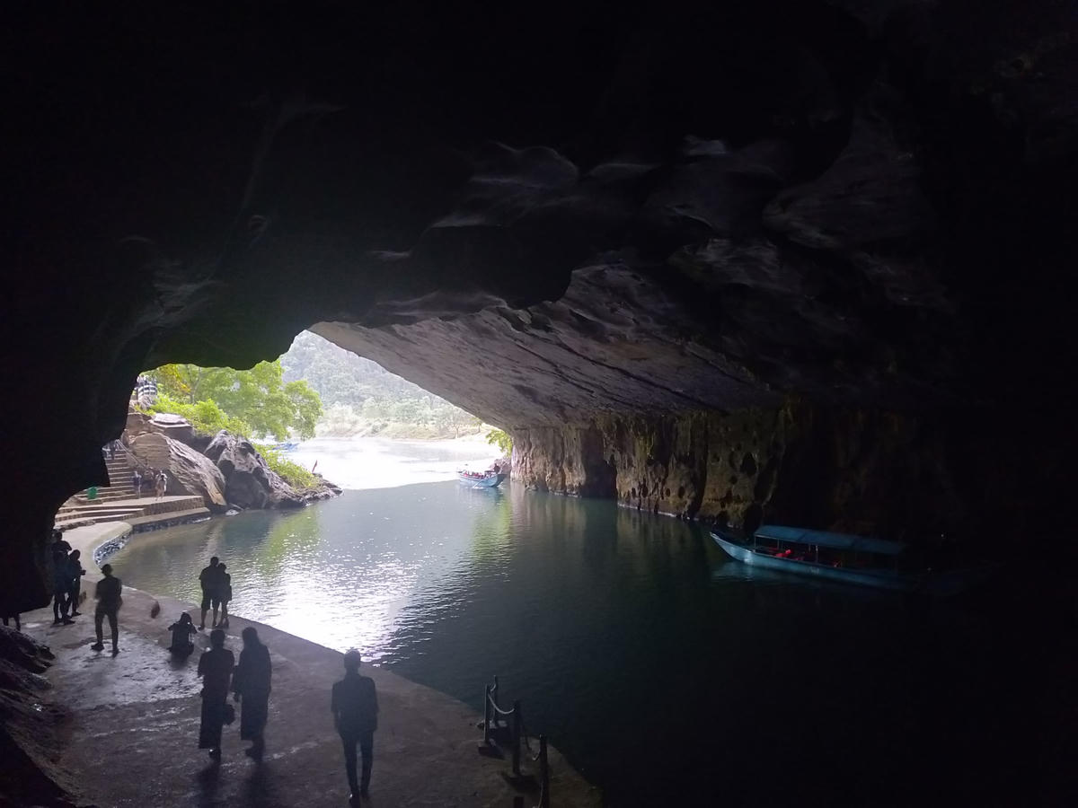 Bên thuyền động Phong Nha và “con đường” vào thăm động.  