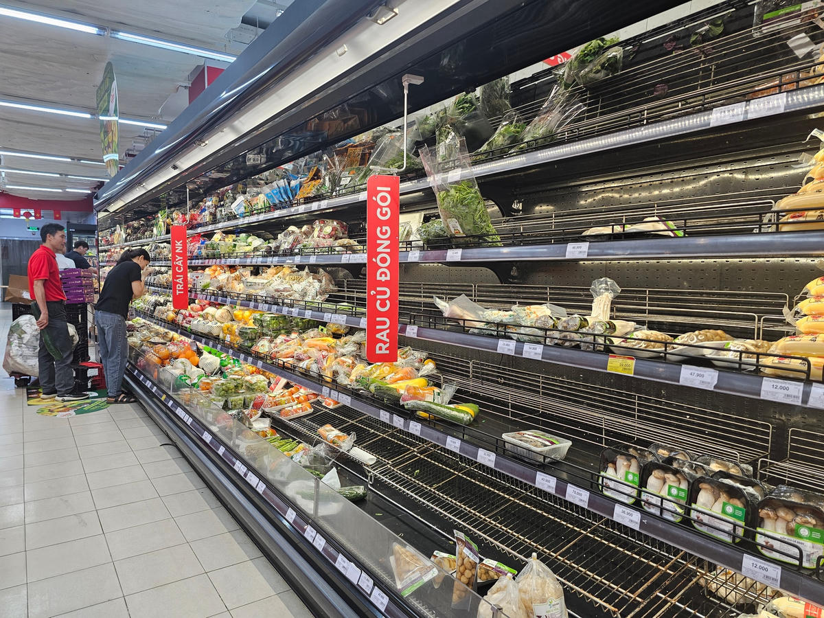 Một số kệ hàng trong siêu thị trống trơn. Ảnh: Quốc Thanh.