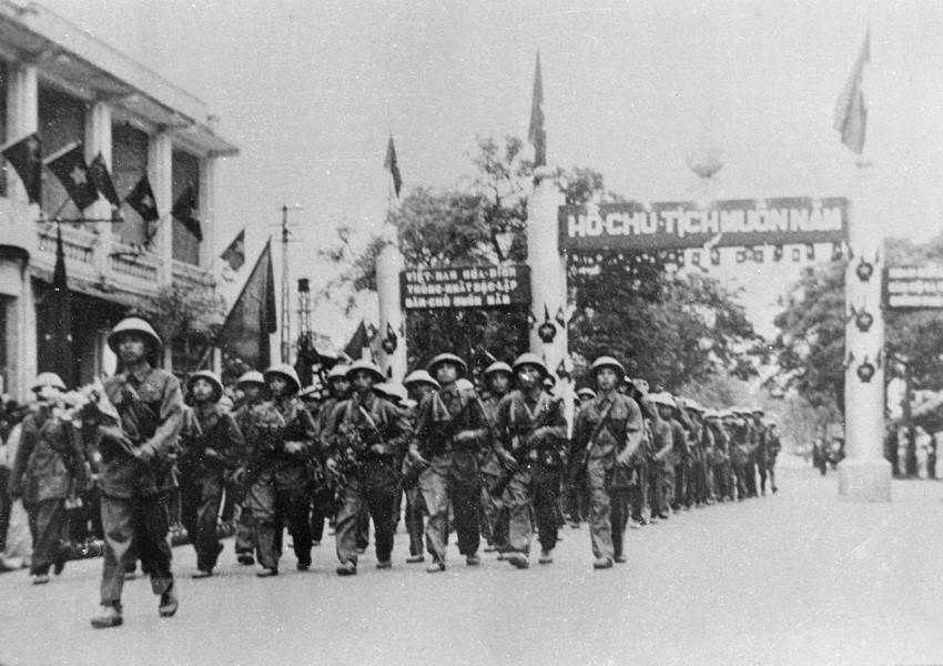Sáng 10/10/1954, cánh quân của Đại đoàn Quân Tiên phong - Sư đoàn 308 từ các cửa ô tiến vào tiếp quản Thủ đô. Nguồn: Tư liệu TTXVN.